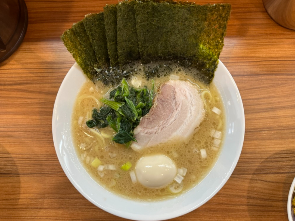 横浜豚骨醤油ラーメンYOLOのり味玉ラーメン