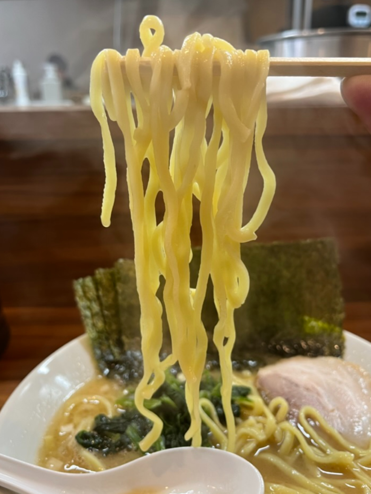 横浜豚骨醤油ラーメンYOLO麺上げ