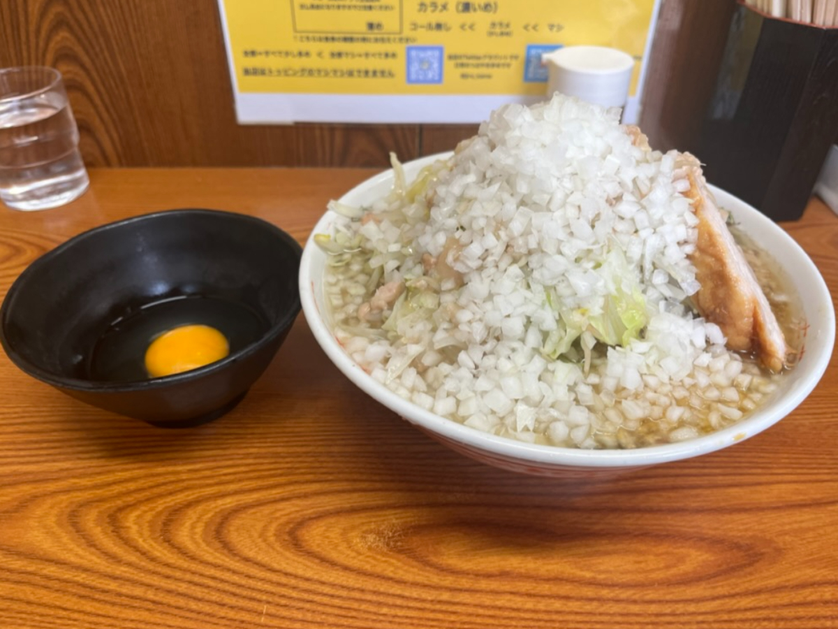 ラーメン二郎亀戸店ラーメン玉ねぎ生卵