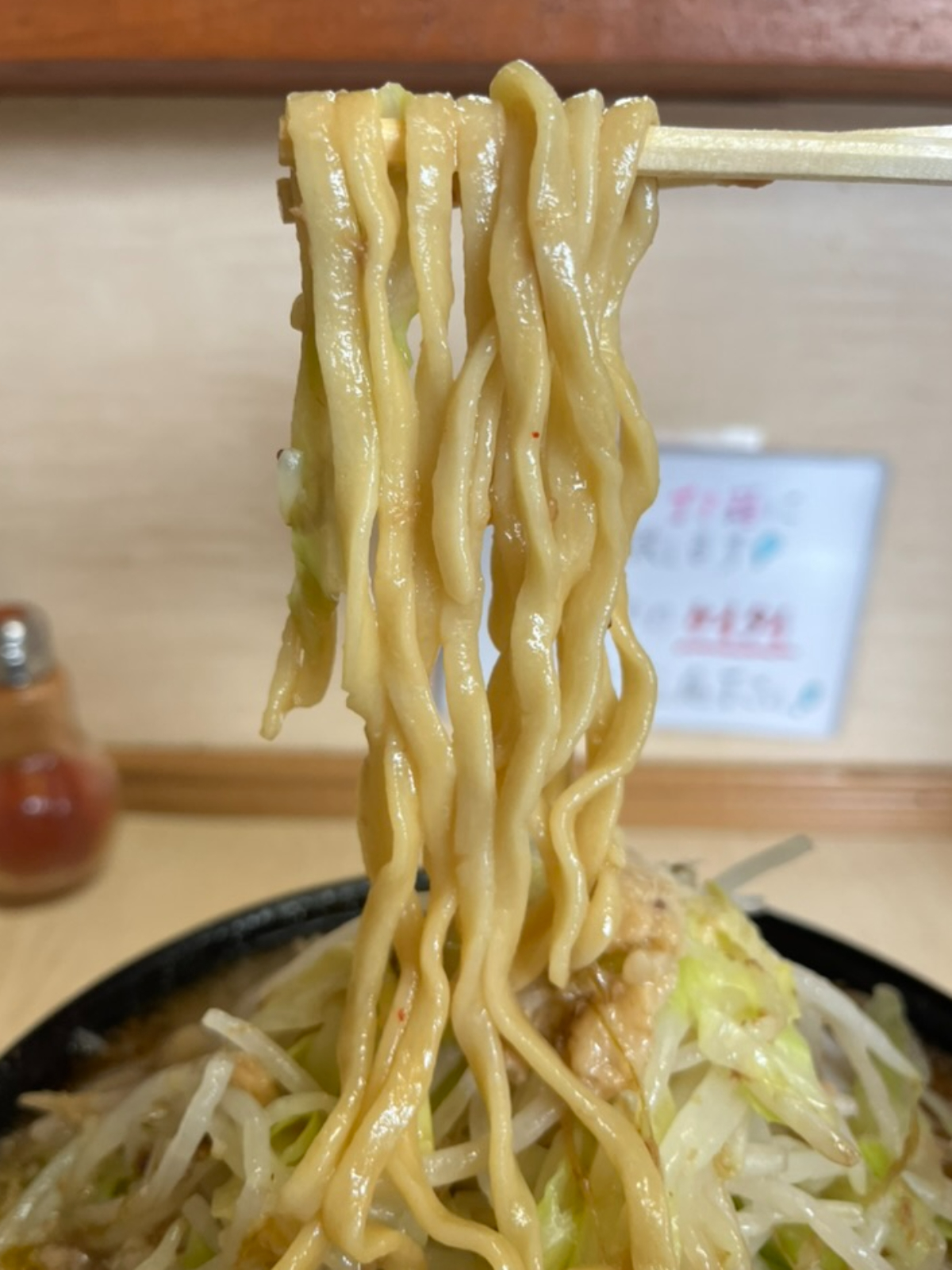 ラーメン二郎京成大久保店麺上げ