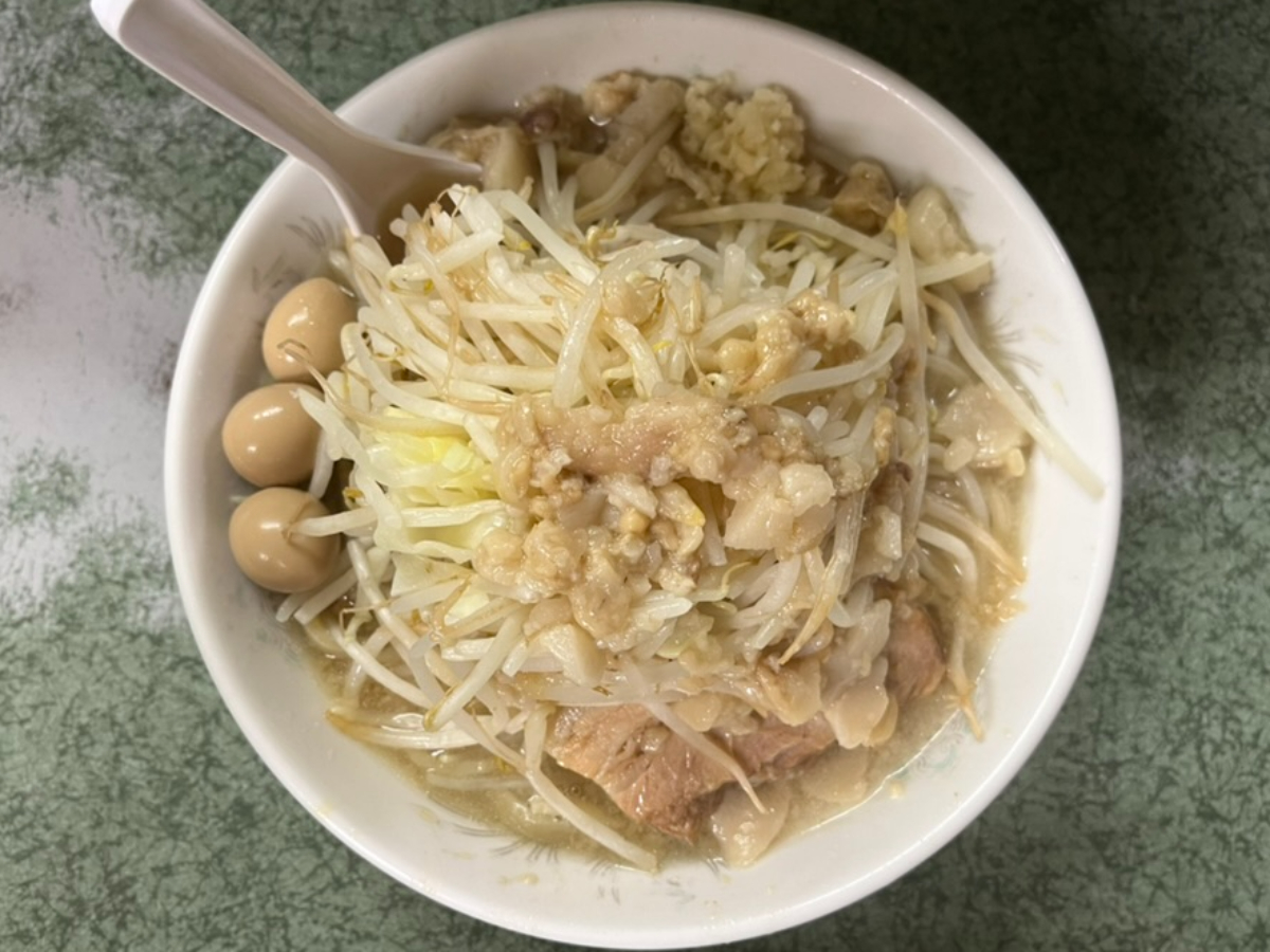 ラーメン二郎新宿小滝橋通り店ラーメンうずら煮玉子