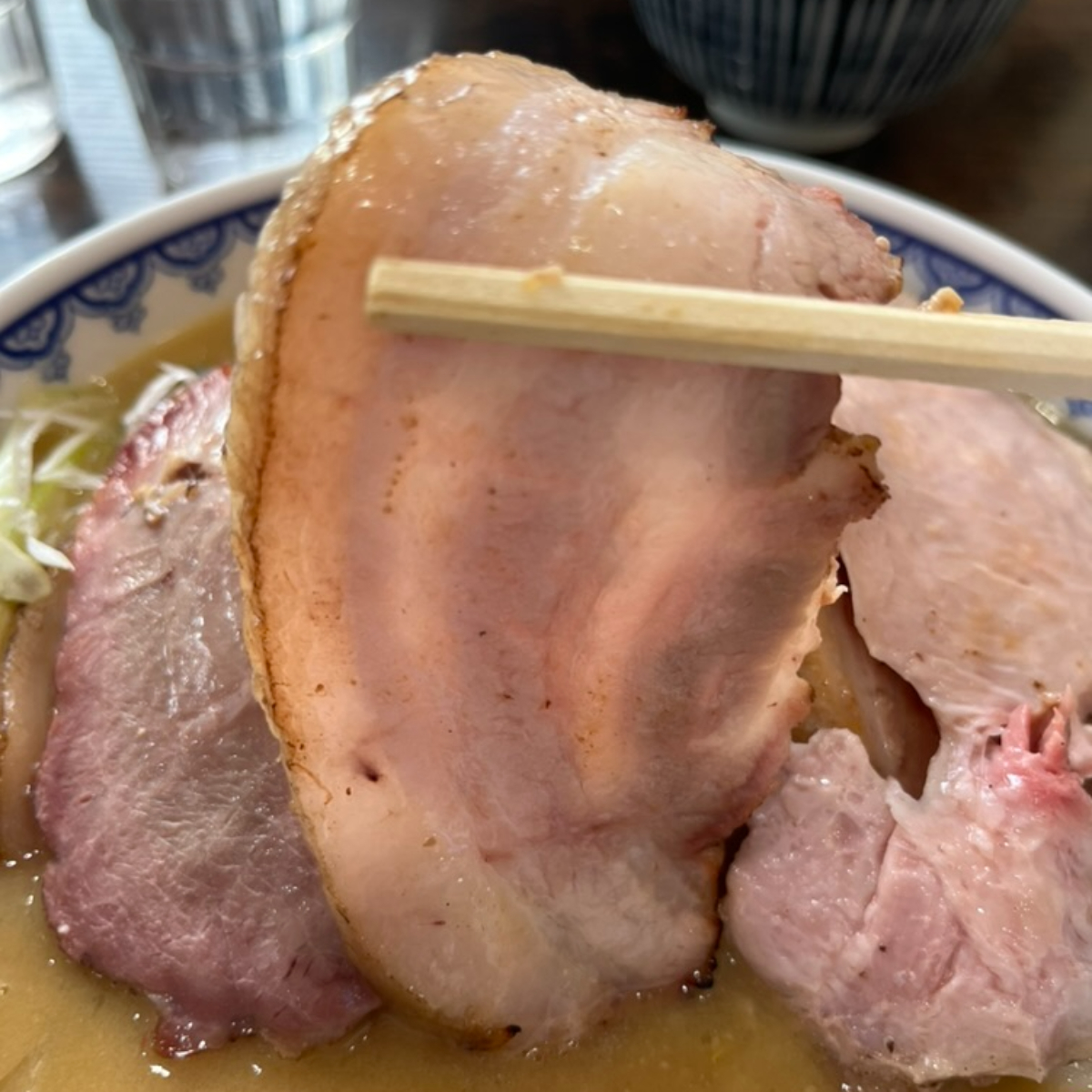 味噌ラーメン雪ぐにバラ吊るし焼きチャーシュー