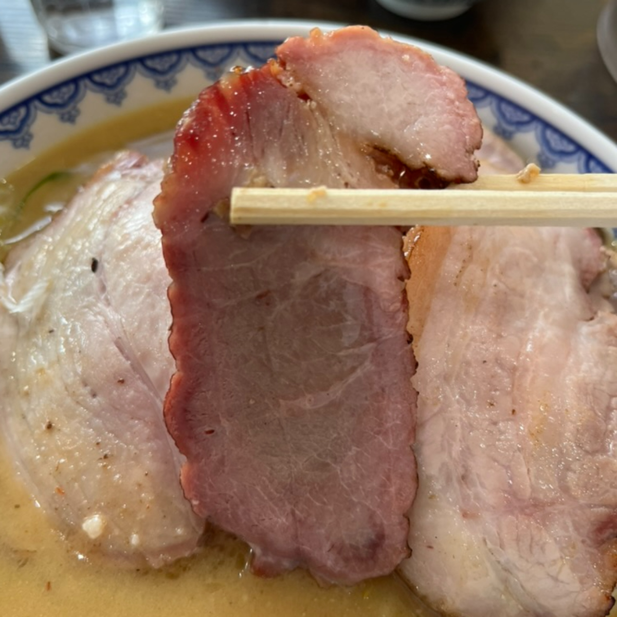 味噌ラーメン雪ぐに吊るし焼きモモ