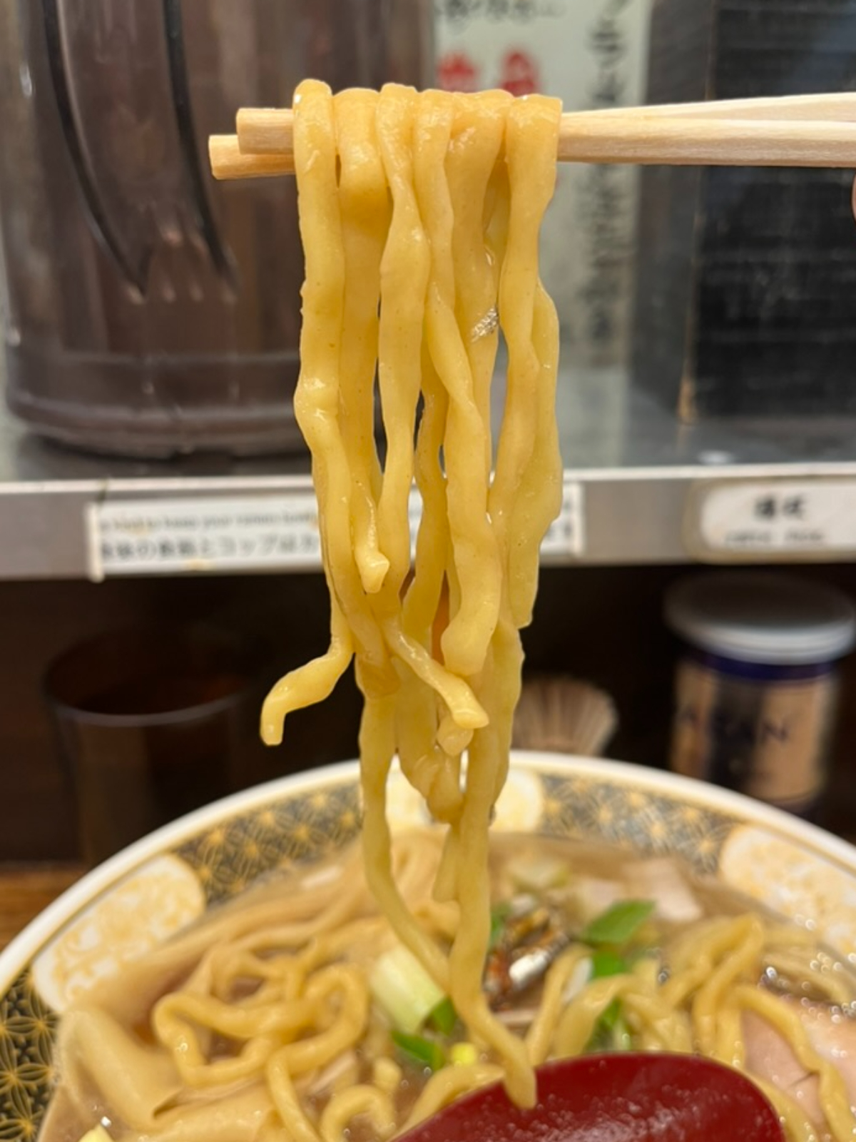 すごい煮干ラーメン凪新宿ゴールデン街店本館麺上げ