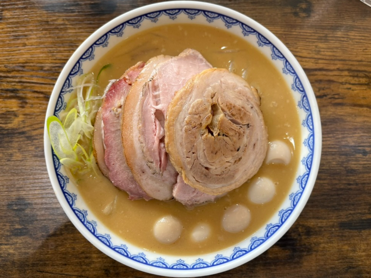 味噌ラーメン雪ぐに味噌ラーメンチャーシュー全部のせうずら味玉
