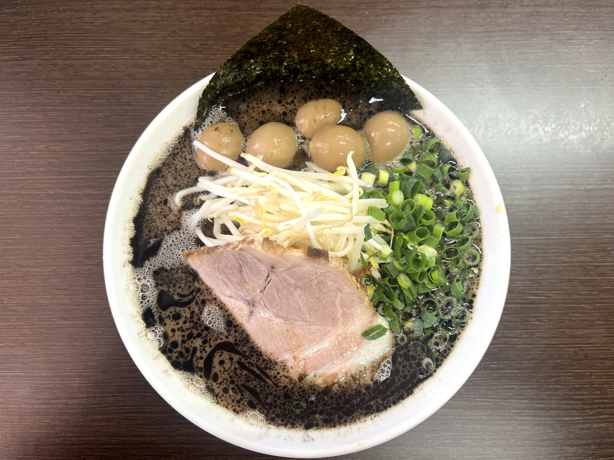 ぶたまるき黒らーめんうずらの玉子