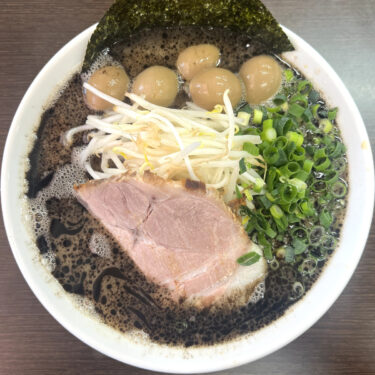 ぶたまるき黒らーめんうずらの玉子