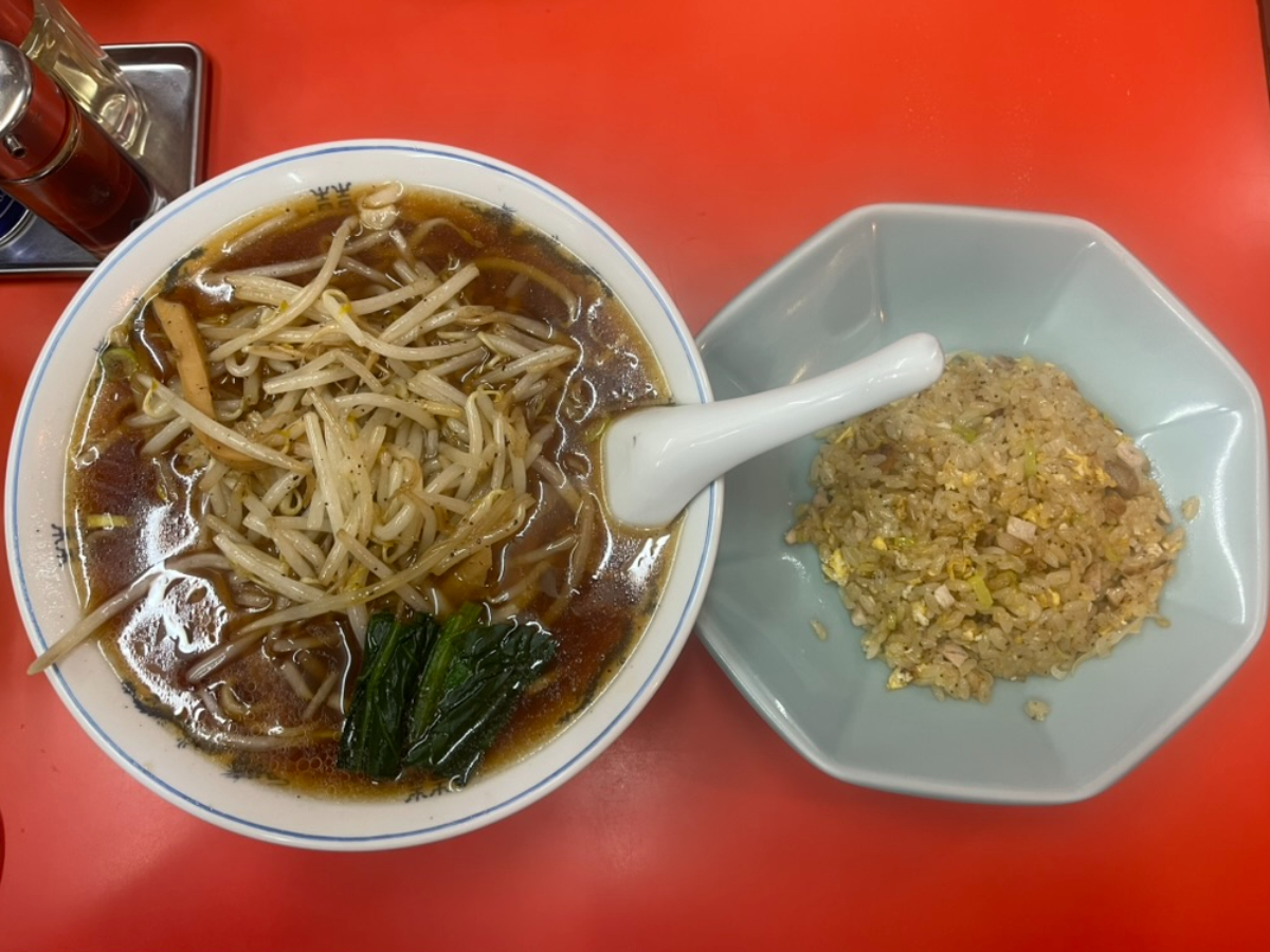 成光もやしラーメン半分チャーハン