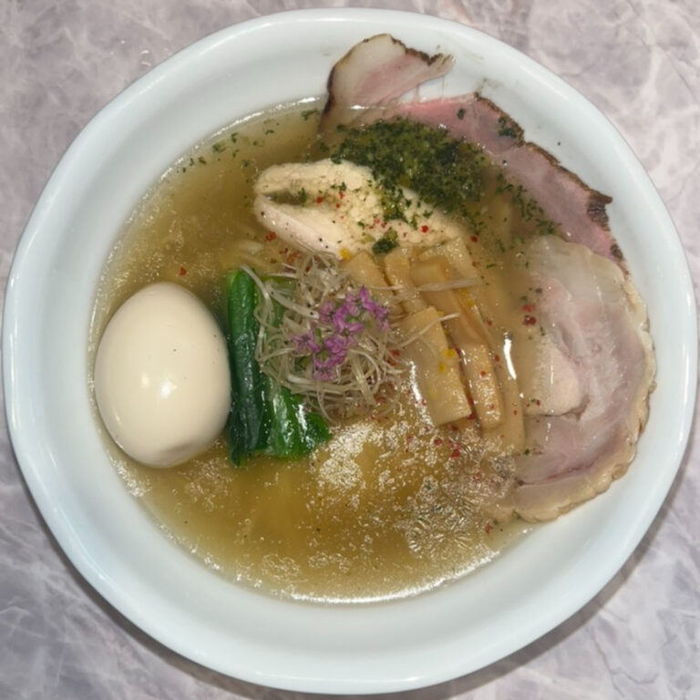 shizuku3種のチャーシューと味玉の塩らーめん