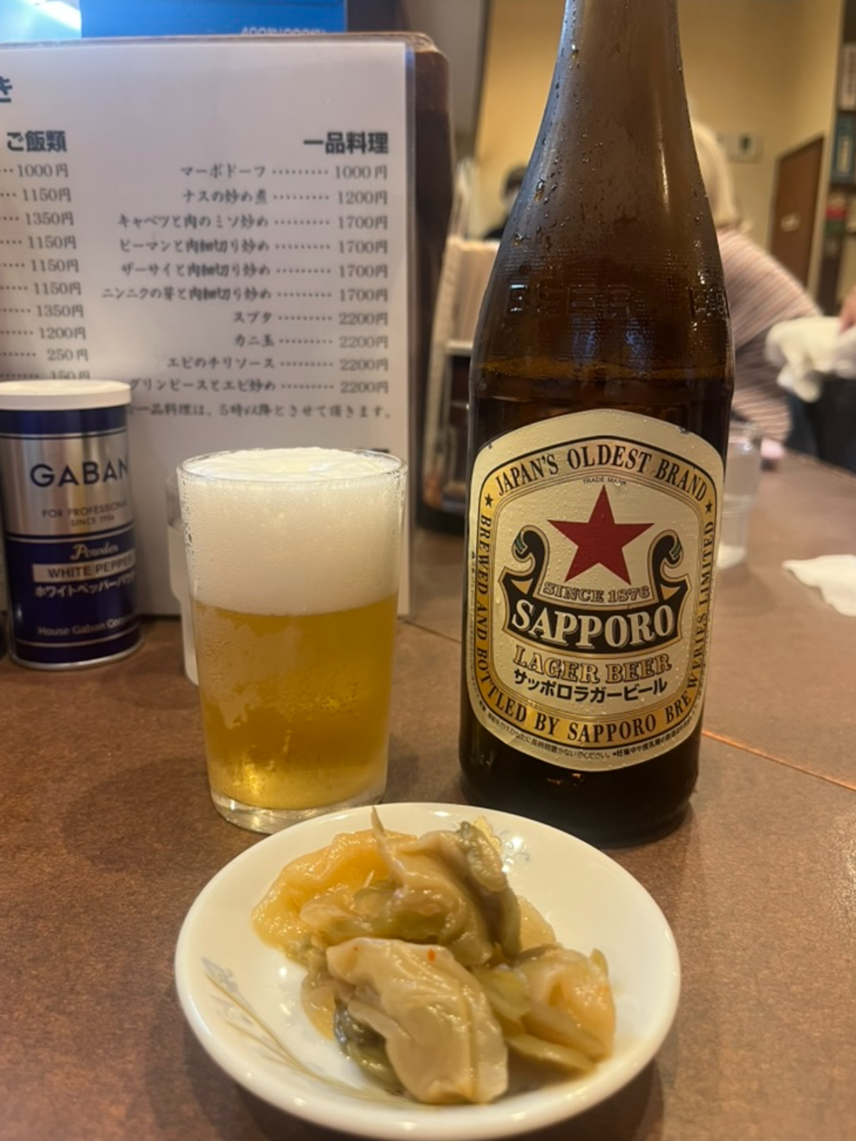 鶏舎サッポロラガー赤星中瓶とザーサイ