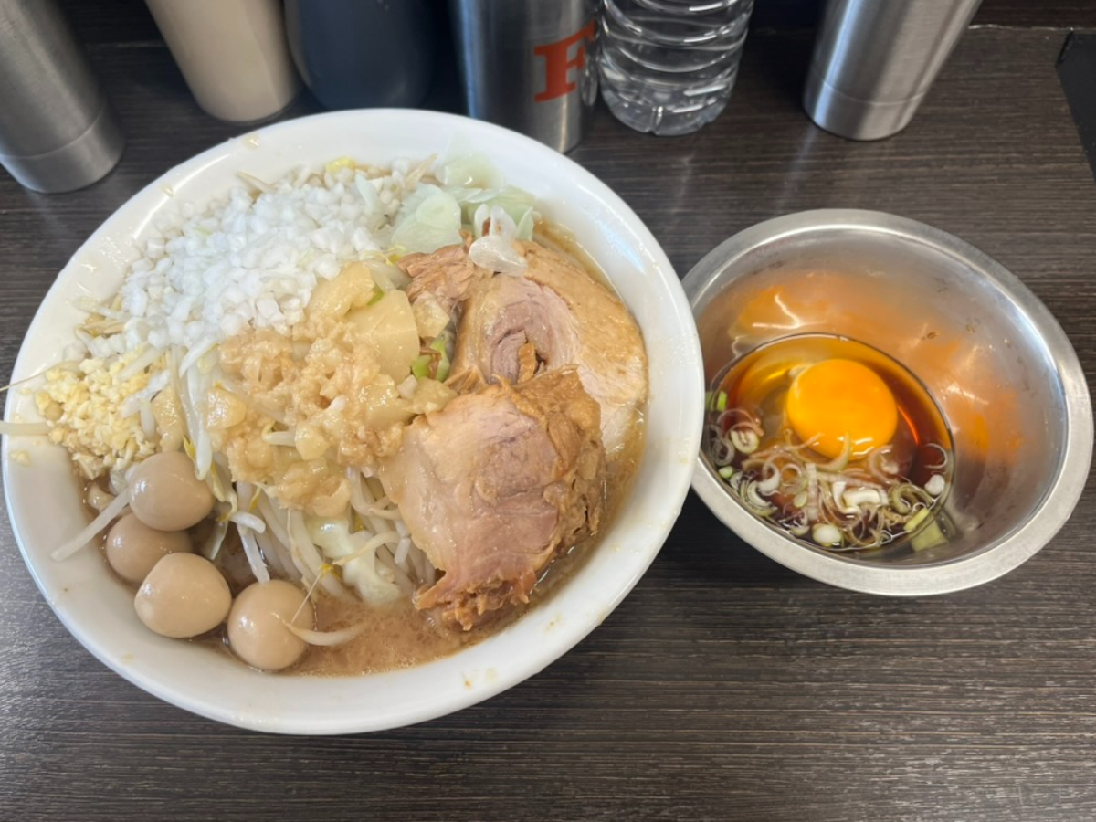 ラーメン二郎川越店ラーメン麺増しうずら玉ねぎ生玉子