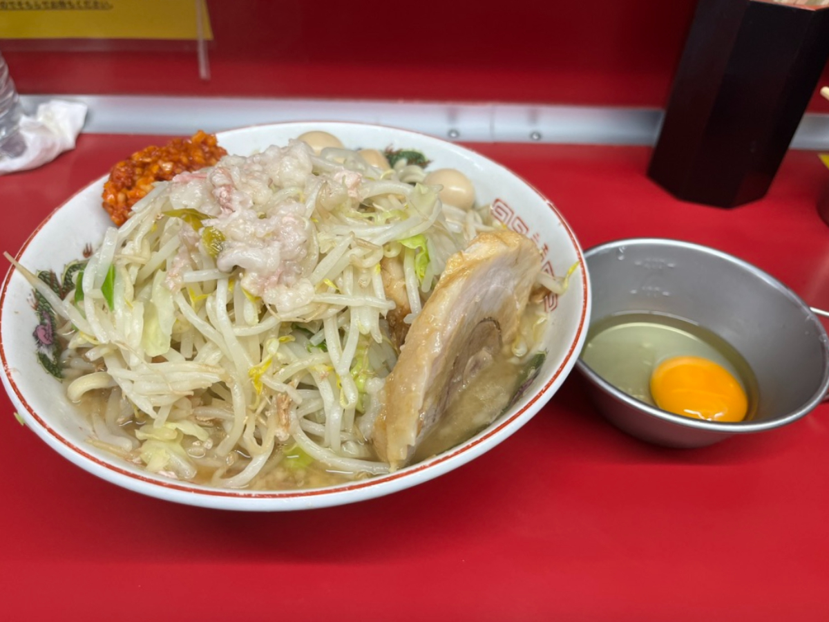 ラーメン二郎湘南藤沢店ラーメンぶた2枚うずらスーパーニンニク生卵