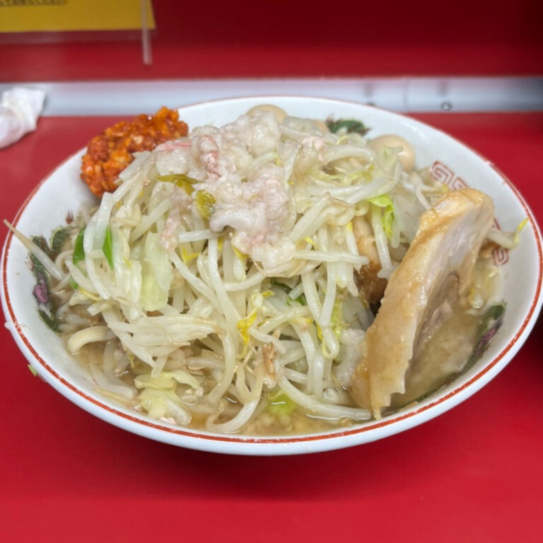 ラーメン二郎湘南藤沢店ラーメンぶた2枚うずらスーパーニンニク