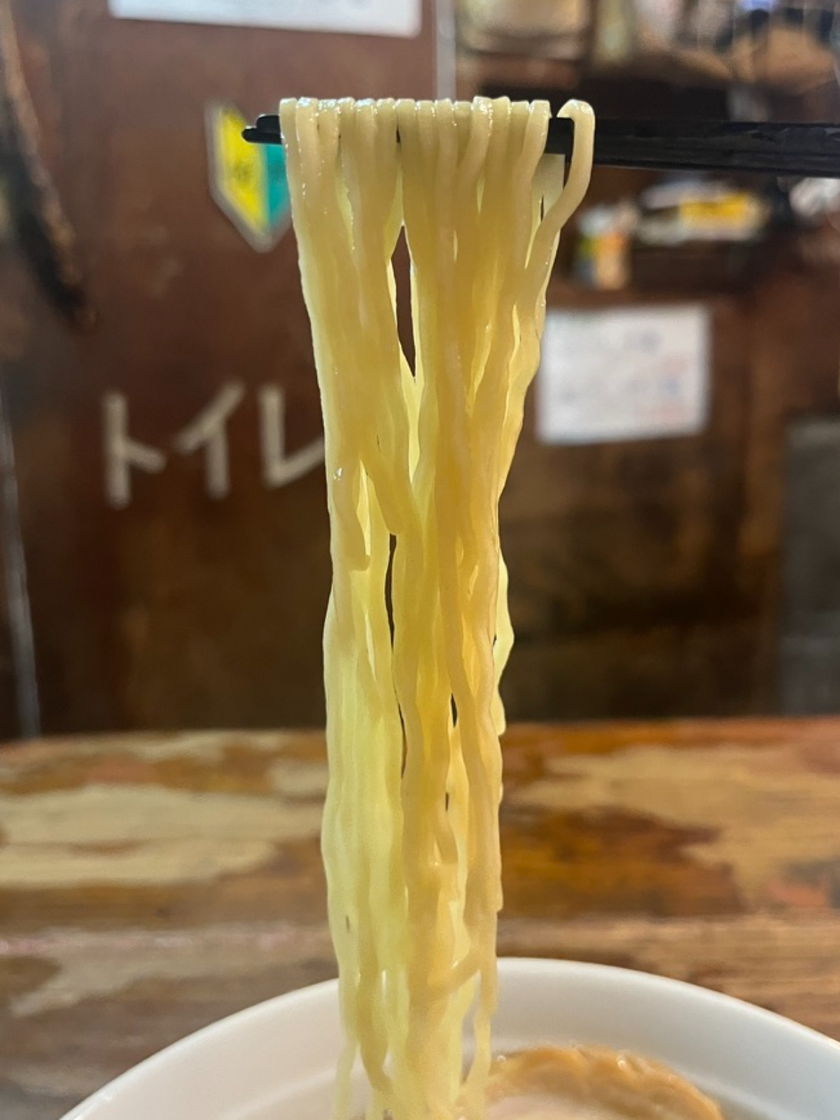 かおたんラーメンえんとつ屋南青山店麺上げ