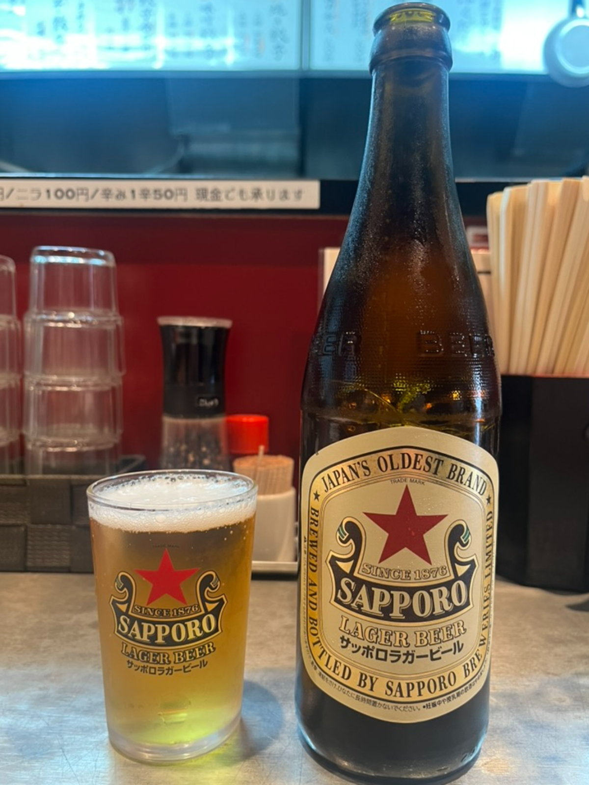 麺やまらぁ外観ビール