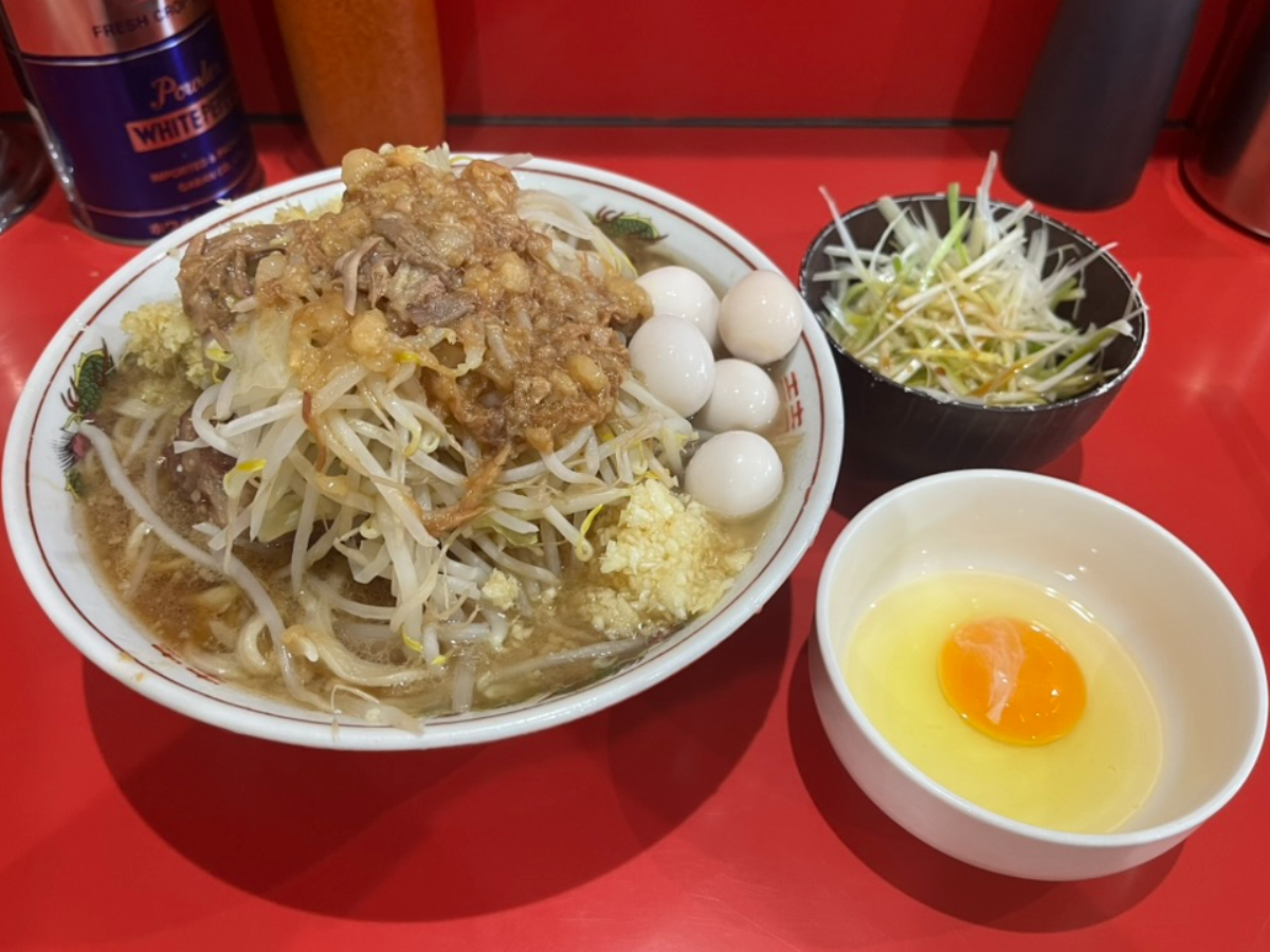 ラーメン二郎千葉店小うずらしょうがねぎ生玉子