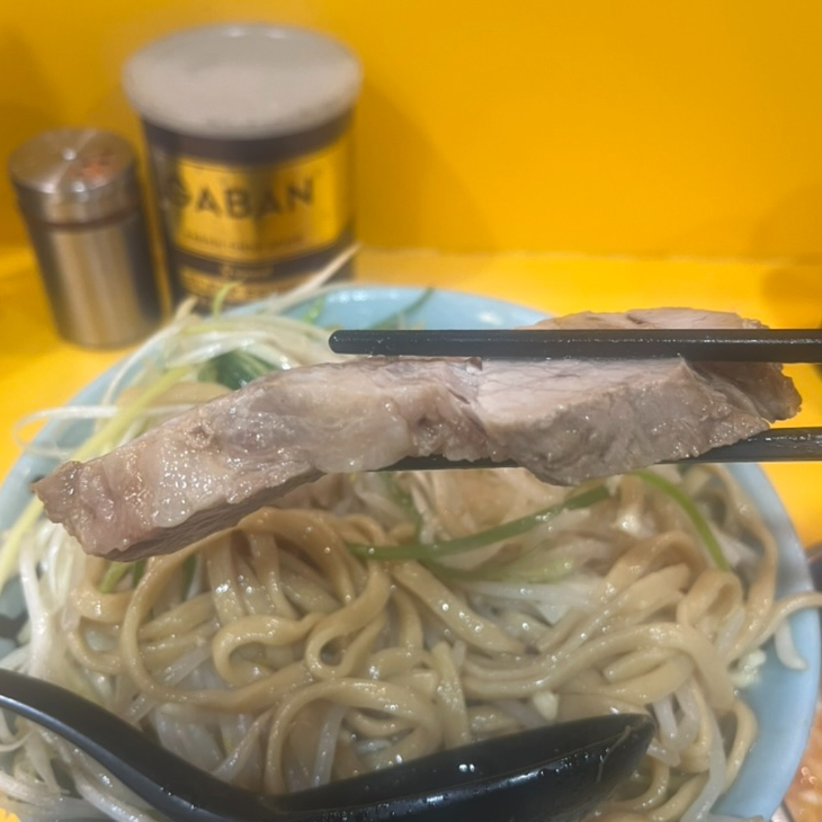 ラーメン二郎八王子野猿街道店2豚横向き