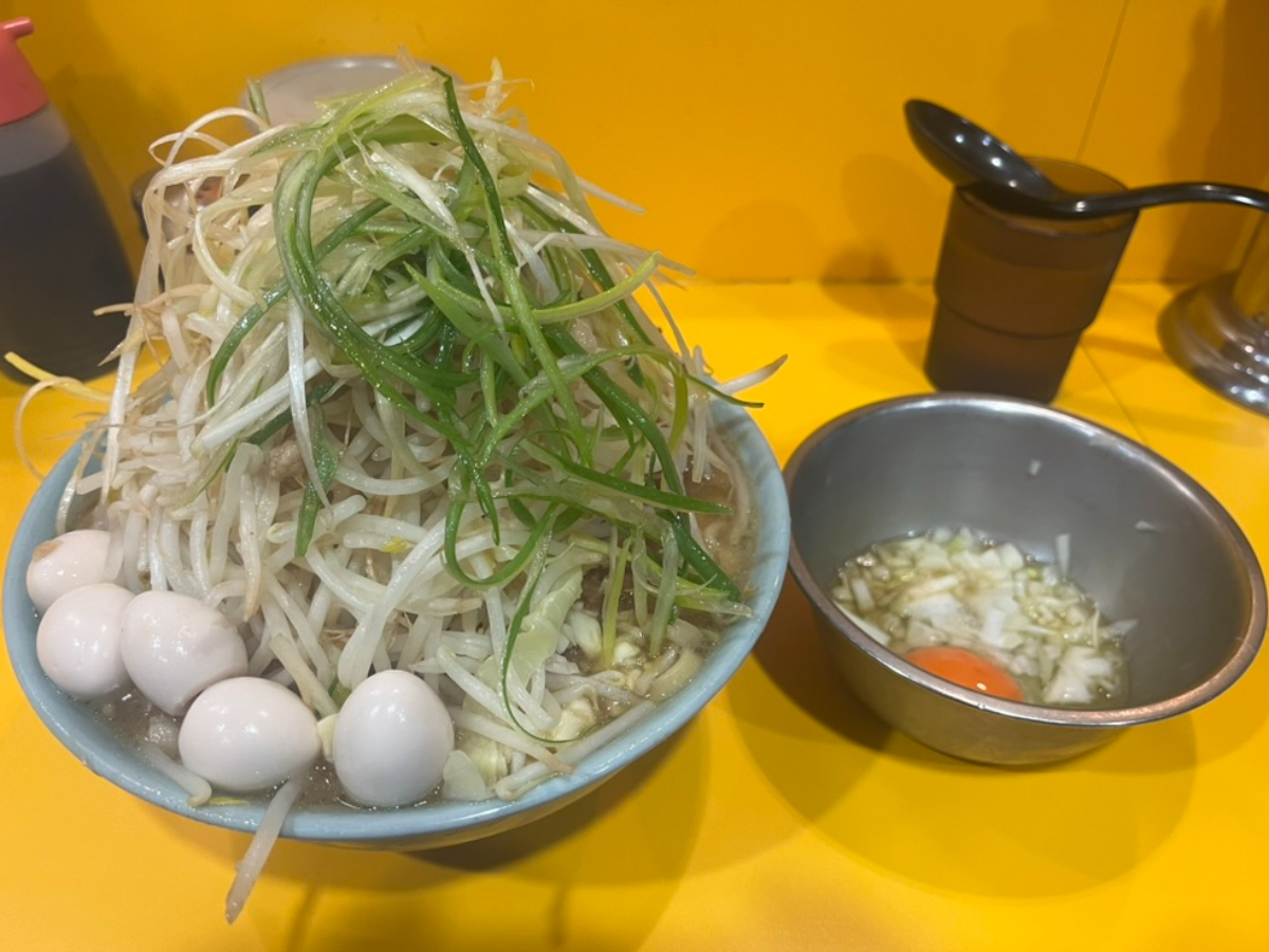 ラーメン二郎八王子野猿街道店2小ラーメンネギうずら玉ねぎ生たまご