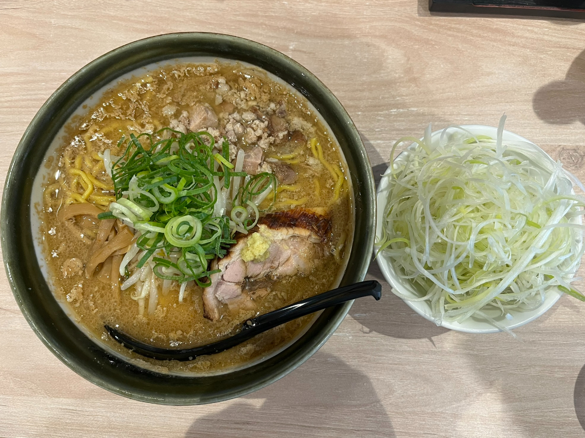 ラーメン郷味噌ラーメン白髪ネギ