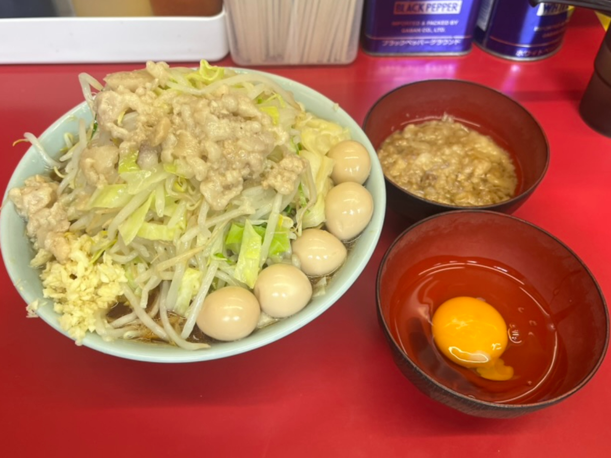 ラーメン二郎中山駅前店小ラーメン味付うずら甘い脂生卵